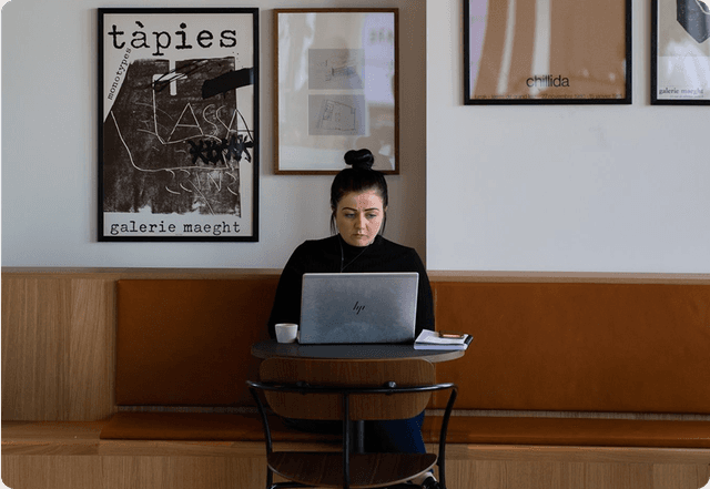 Woman applying for German unemployed health insurance on her laptop