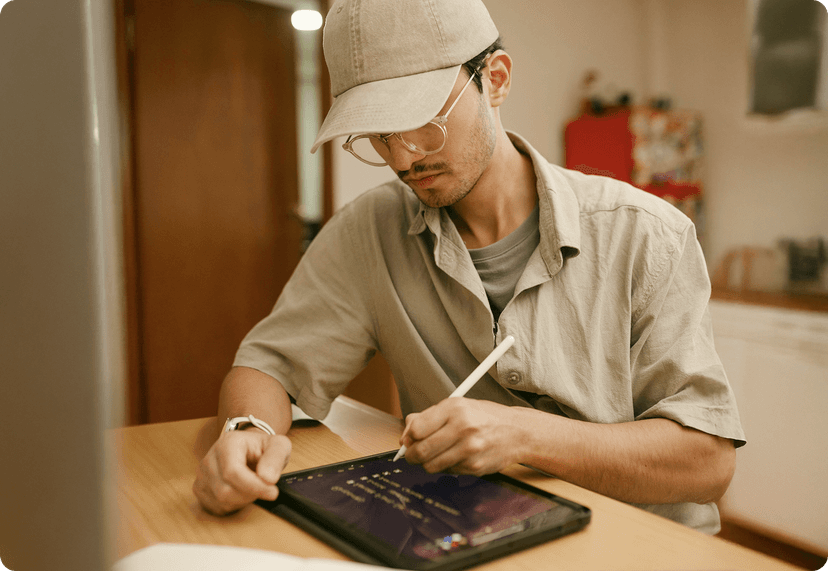 A men with his tablette