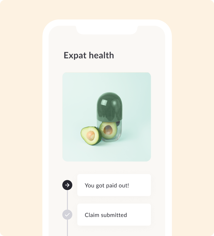 Pantalla de aplicación Feather que muestra la página y una línea de tiempo de reclamo. Las etiquetas dicen "Reclamo enviado" y "¡Has recibido el pago! del seguro de salud para expatriados