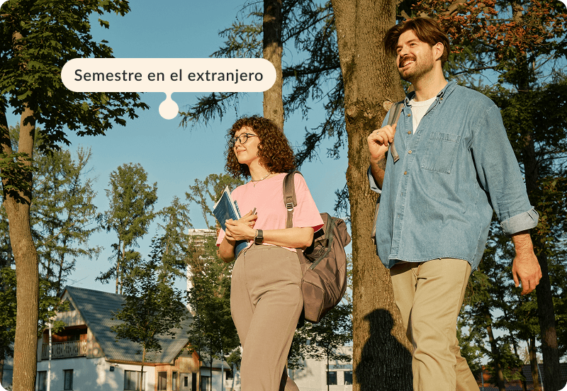 Dos estudiantes caminando a la universidad cargando mochilas y cuadernos. La etiqueta dice "Semestre en el extranjero".