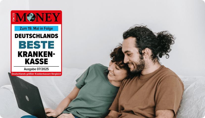 Zwei Personen gucken auf Laptop. TK Stempel